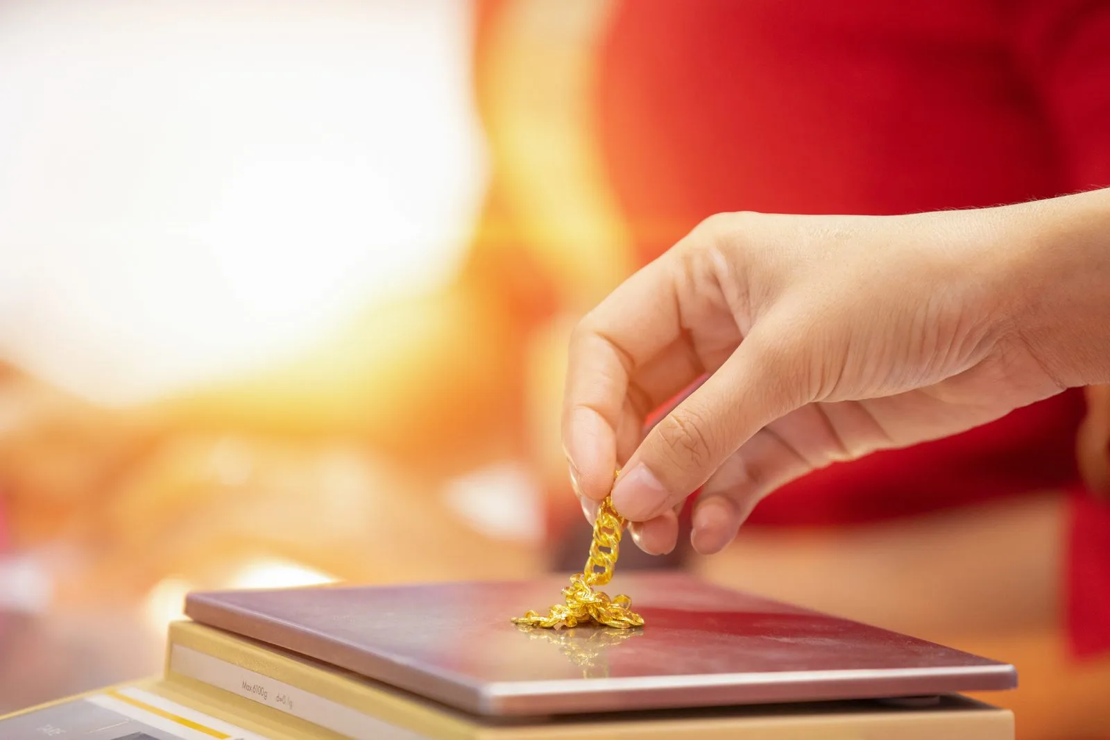 Goldkette wird präzise gewogen