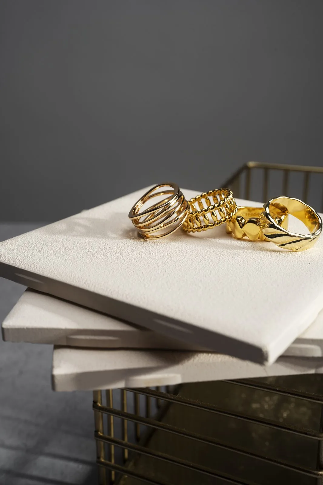 Mehrere Goldringe in verschiedenen Designs