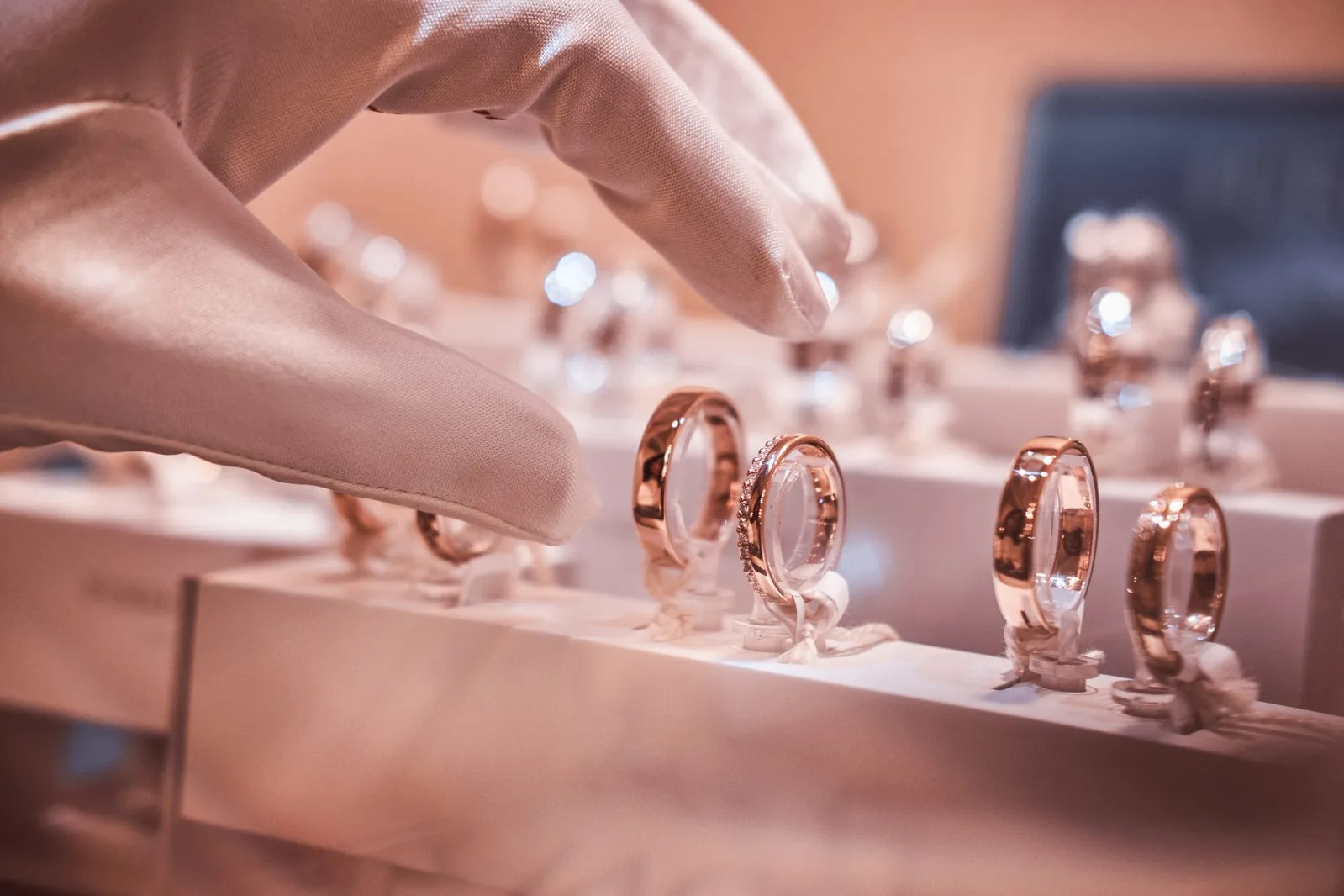 Handschuh wählt Roségold-Ringe aus Auslage