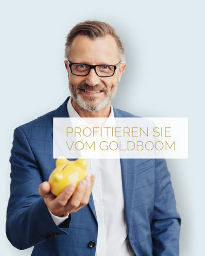 mann mit goldenem sparschwein in der hand