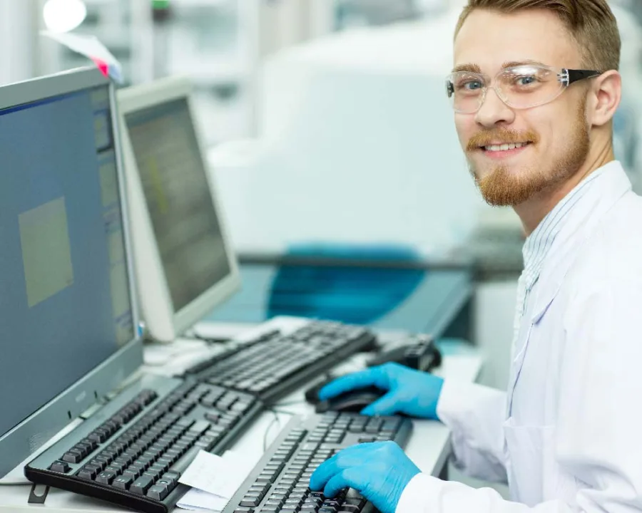 Laborfachkraft an der Röntgenfluoreszenzanalyse